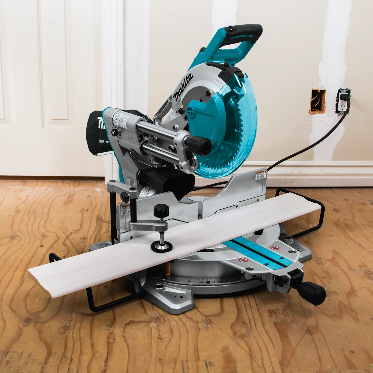 Makita 10 Inch Dual Slide Compound Miter Saw Factory Serviced - Image 10