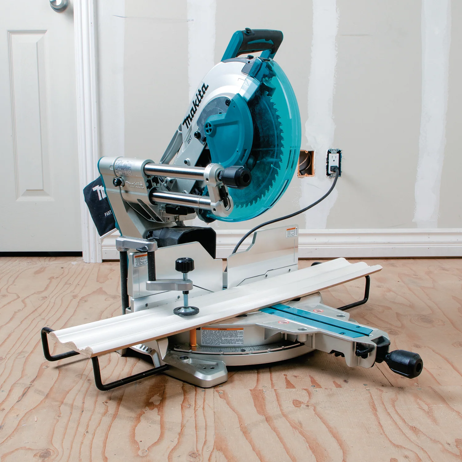 Makita 12 Inch Dual-Bevel Sliding Compound Miter Saw with Laser Factory Serviced - Image 10