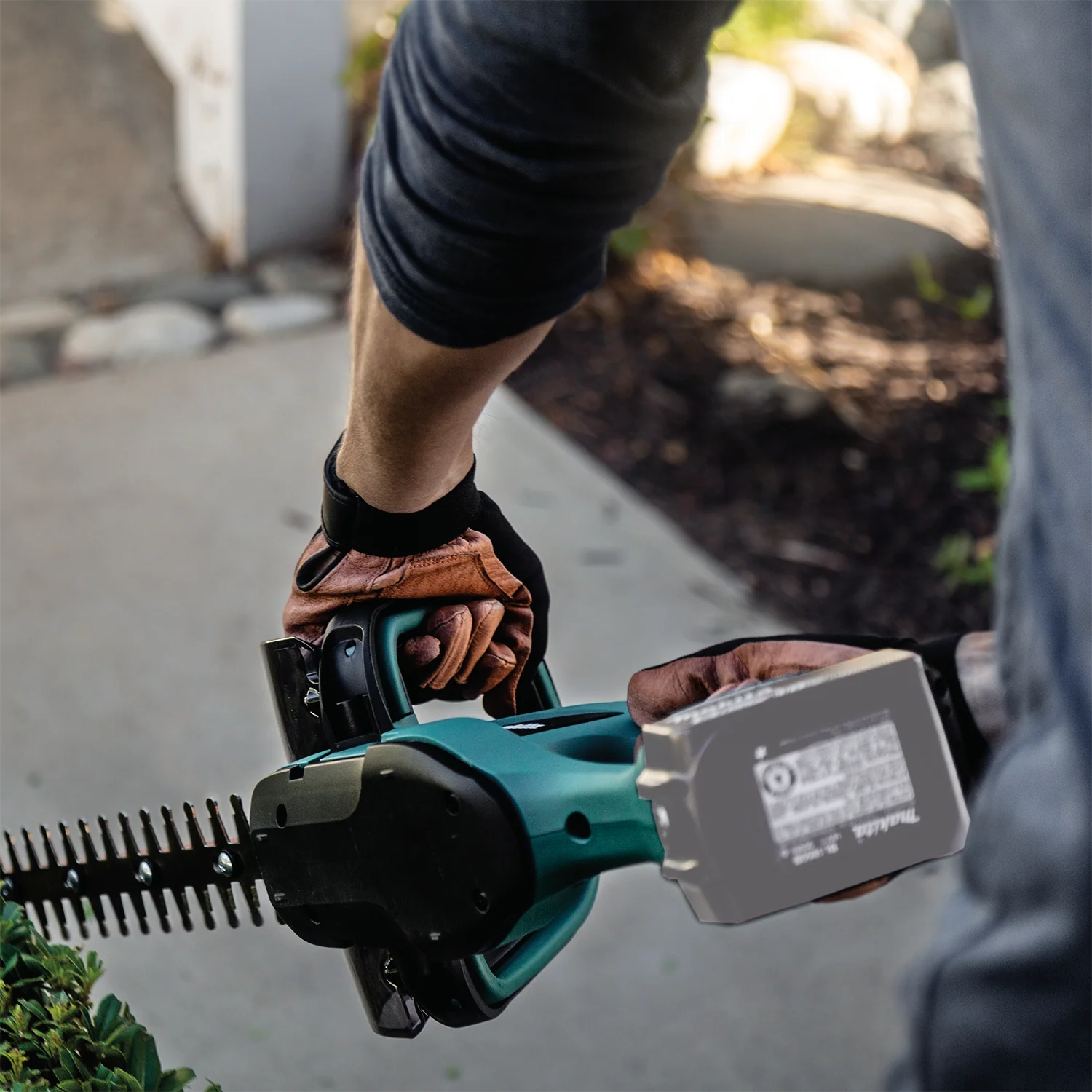 Makita 18 Volt LXT Lithium Ion Cordless 22 Inch Hedge Trimmer Factory Serviced  Tool Only - Image 4