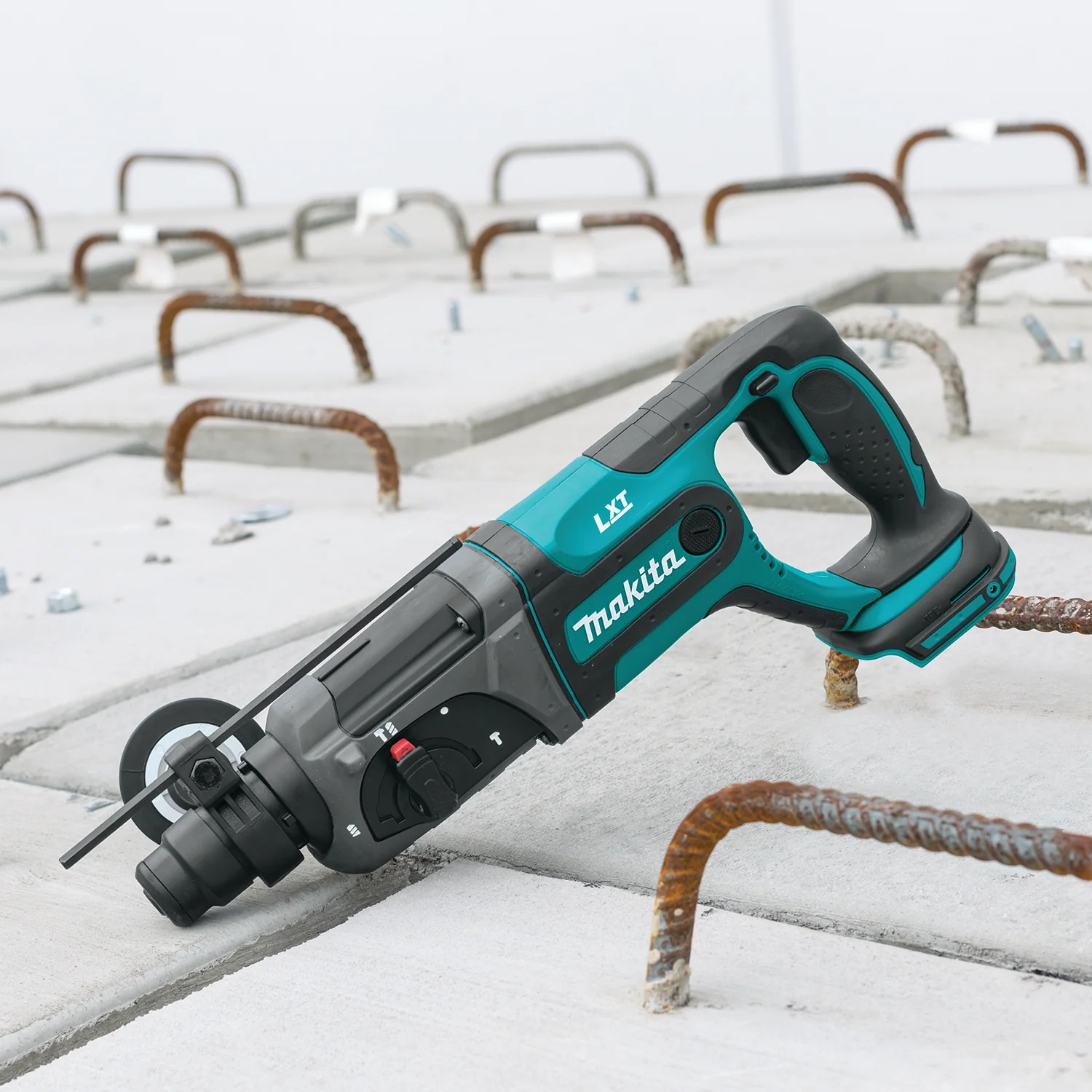 Makita 18 Volt LXT Lithium Ion Cordless 7/8 Inch SDS Rotary Hammer Factory Serviced Tool Only - Image 4
