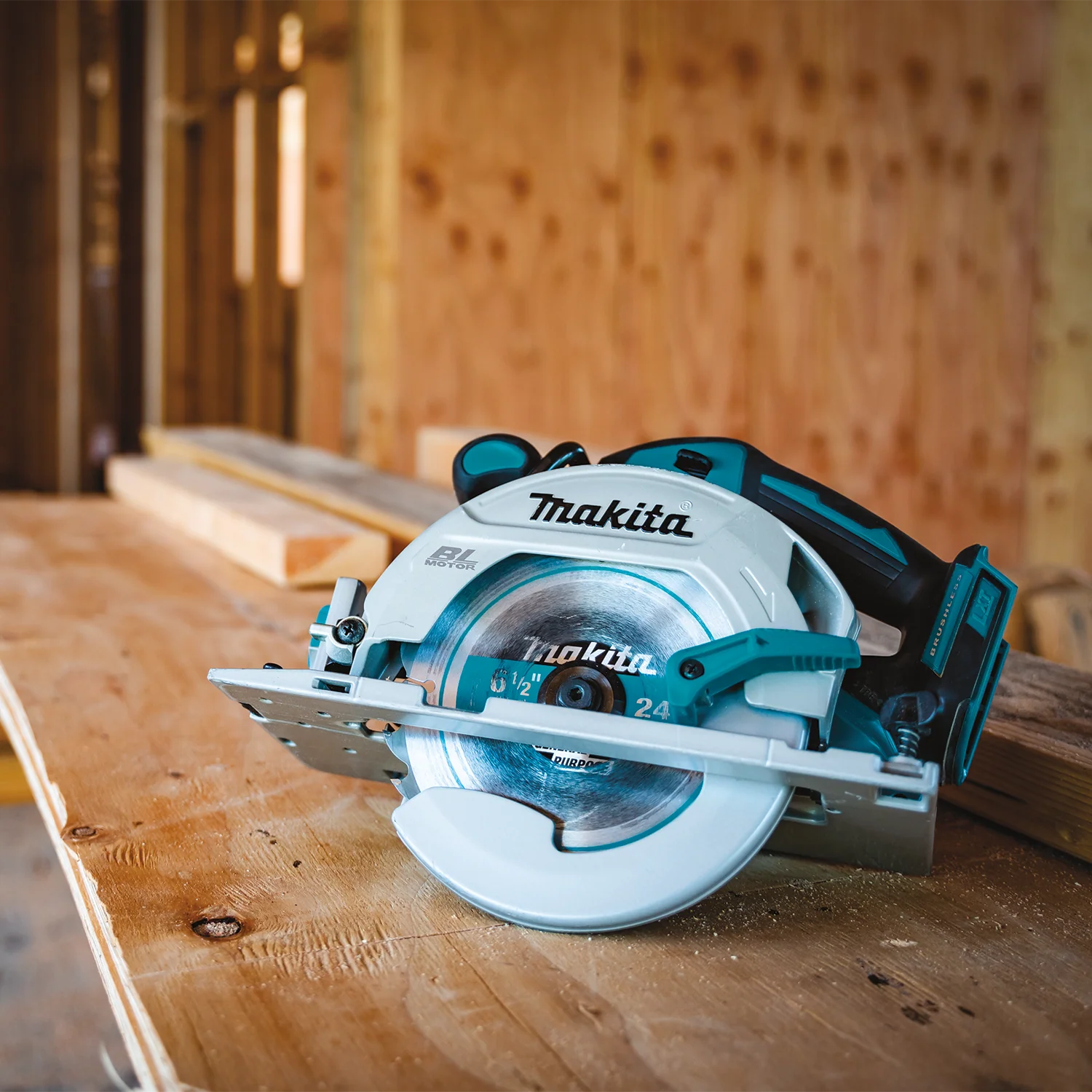 Makita 18 Volt  6.5 Inch Brushless Cordless Circular Saw Factory Serviced Tool Only - Image 7